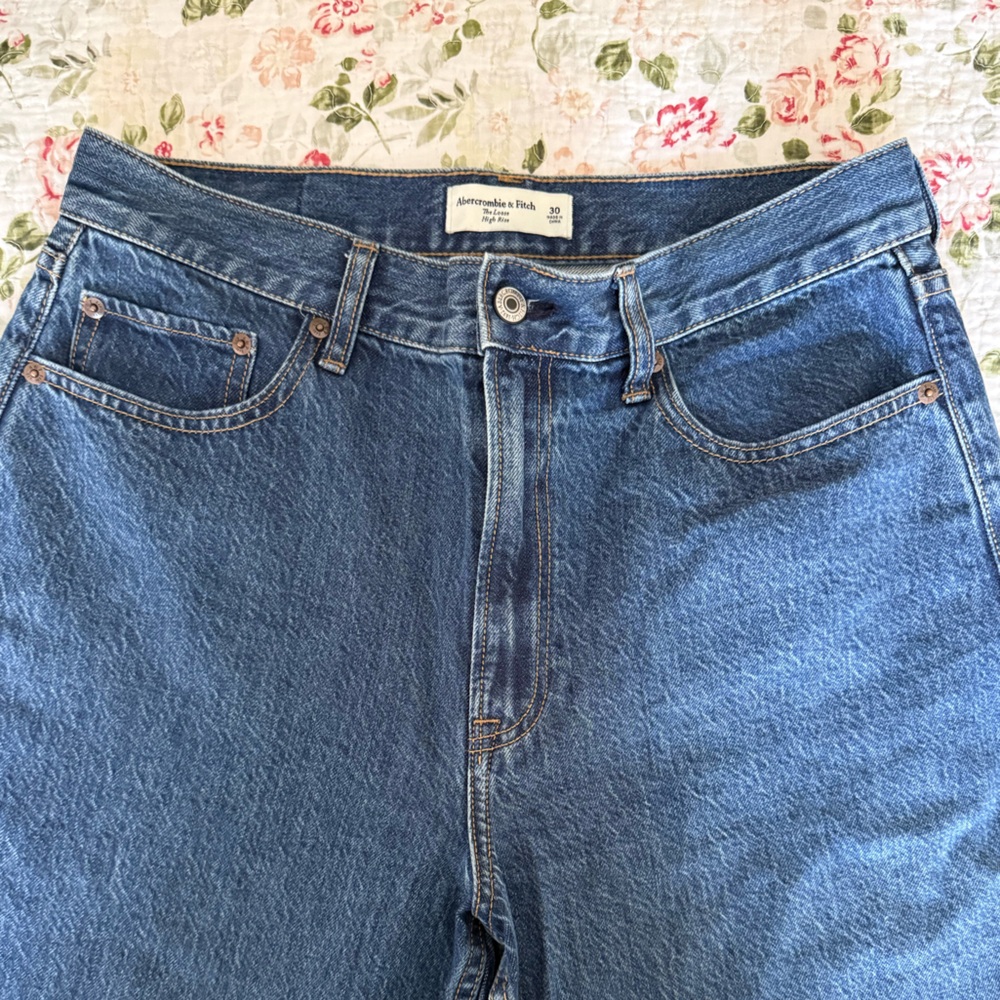 Abercrombie & Fitch High Rise Loose Jeans